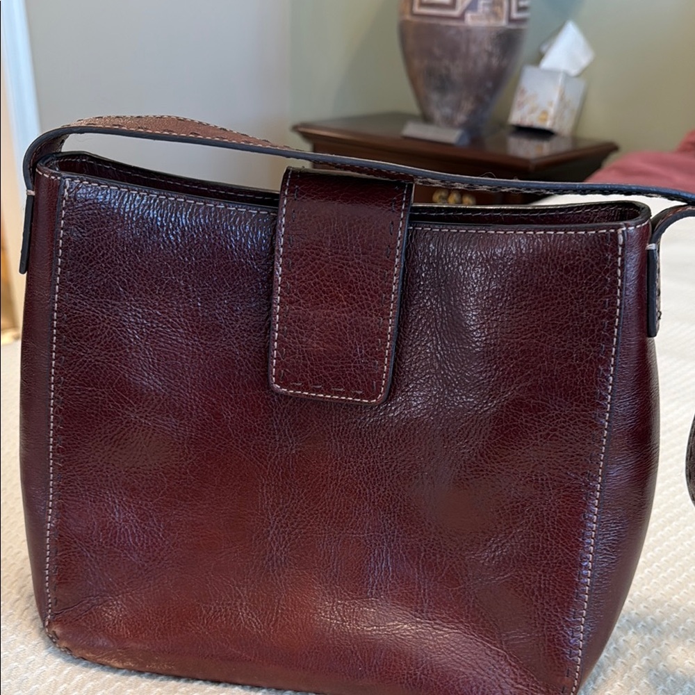 Fossil Brown Leather Shoulder Bag with Timeless Design - Picture 4 of 13